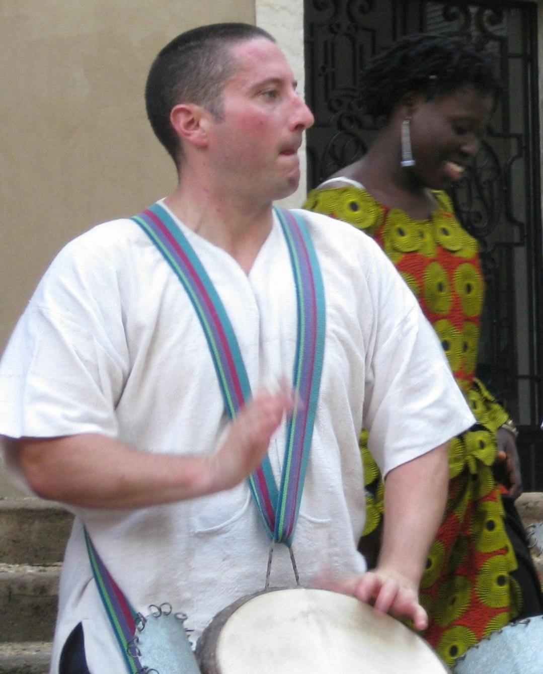 Le tambourin mélodique : basse et percussions simultanées en un seul petit  instrument